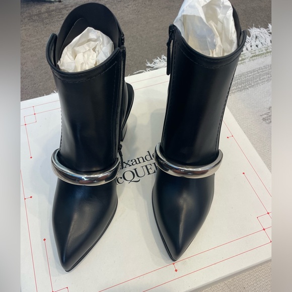 Alexander McQueen Leather Ankle Boot with Metal Bar. - Picture 4 of 7